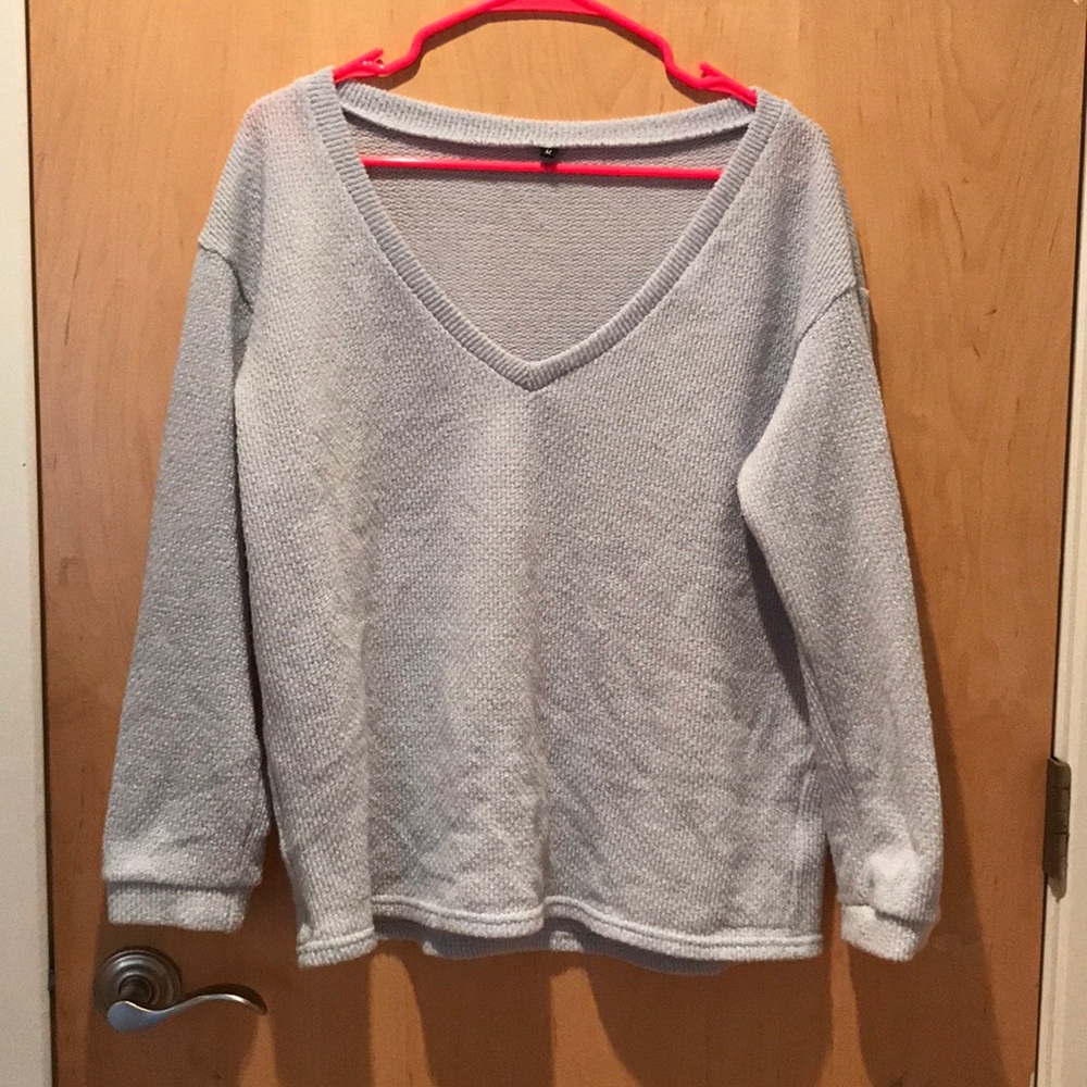 *NEVER BEEN WORN* v-neck sweater